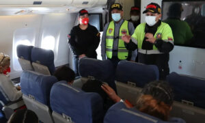 Llega vuelo con 150 venezolanos repatriados desde Honduras