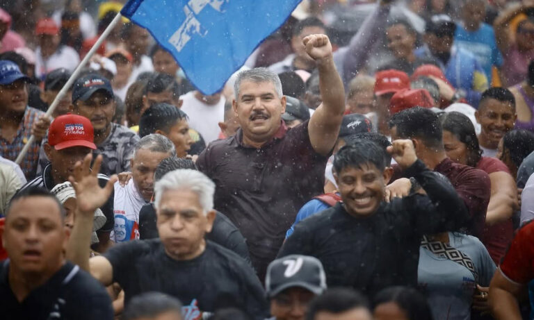 Luis Caldera celebra su victoria con marcha bajo la lluvia