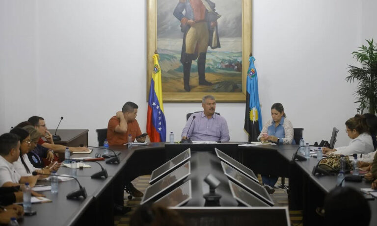 Luis Caldera ajusta su gabinete y crea nuevas secretarías