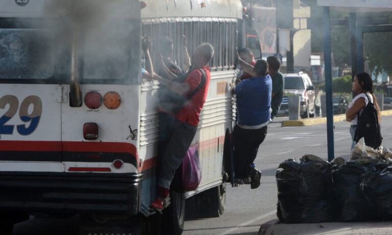 Transporte público de Maracaibo amanece con largas colas y buses abarrotados