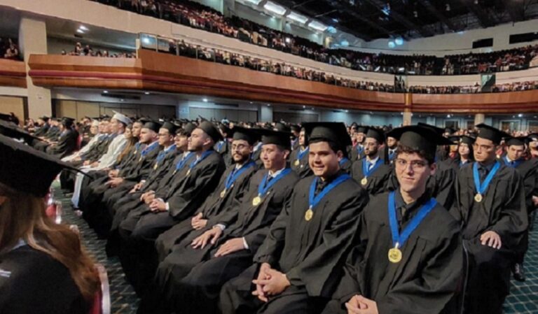 Egresan de la Urbe 600 nuevos profesionales
