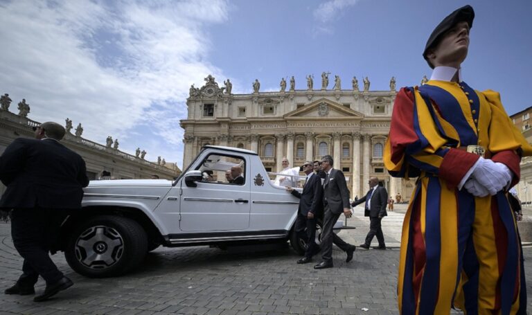 Vaticano lanza campaña para recoger donaciones ante baja de ingresos