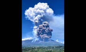 El volcán Etna en Italia registra potente erupción con coladas piroclásticas