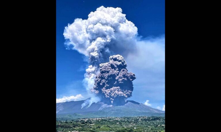 El volcán Etna en Italia registra potente erupción con coladas piroclásticas