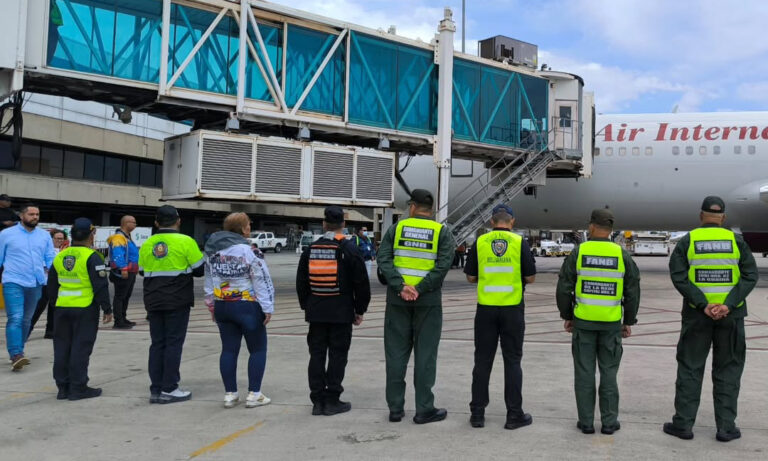 Llegan 141 migrantes deportados por EE. UU. a Maiquetía desde Texas