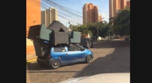 Un Twingo transporta 5 muebles en Maracaibo