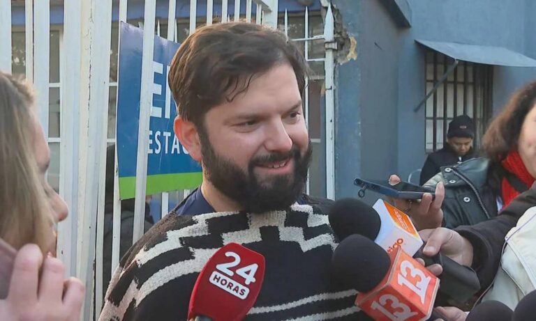 Boric hace uso inédito del permiso paternal tras nacer su primera hija