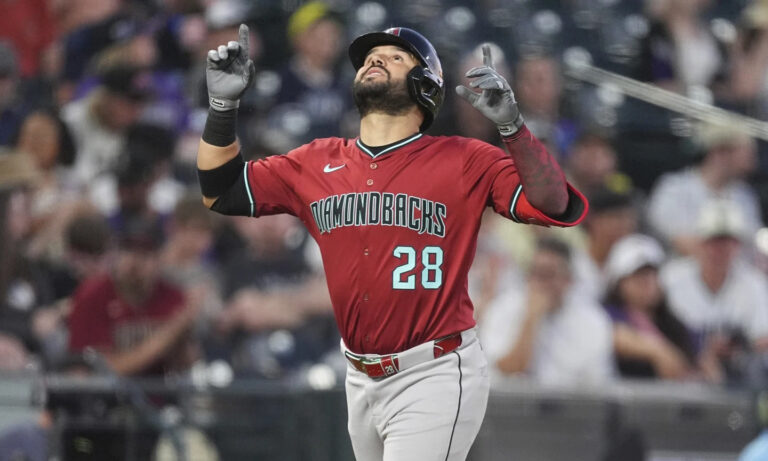 Suárez se convierte en el tercer venezolano con 300 jonrones