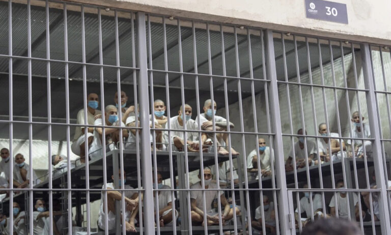 Juez de EE. UU. ordena permitir a migrantes impugnar deportaciones a El Salvador
