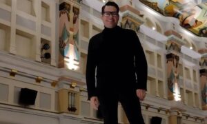 Douglas Tapia brilla en la serie Velvet y en Miss Universo Latina