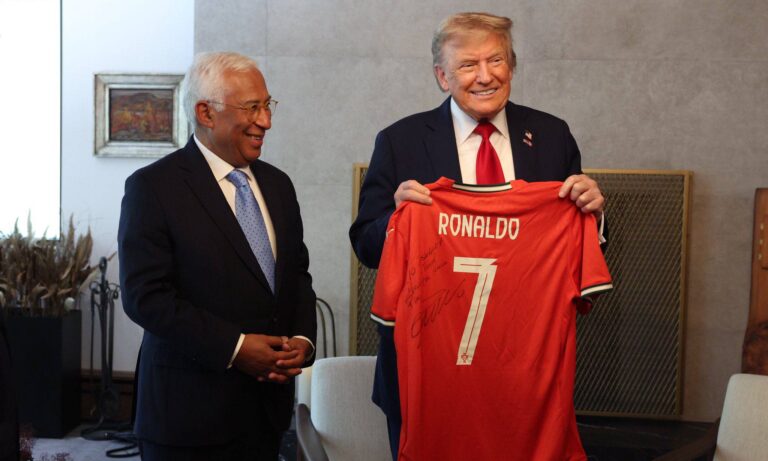 Cristiano Ronaldo regala franela con dedicatoria especial a Donald Trump