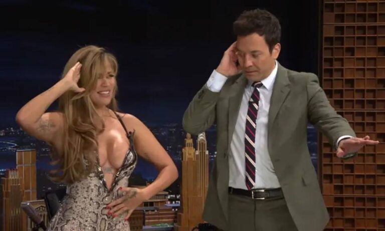 Karol G lleva su “Tropicoqueta” a Fallon con baile viral y estreno en inglés