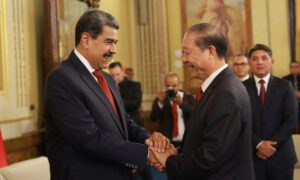 Maduro se reúne con miembros del Partido Comunista chino