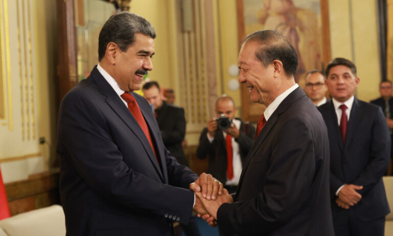 Maduro se reúne con miembros del Partido Comunista chino