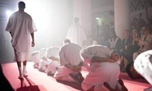 Recrean a presos del Cecot en desfile de la Semana de la Moda de París