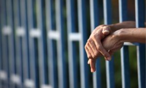 Lo condenan a 30 años por violar a sus 3 hijastras menores de edad