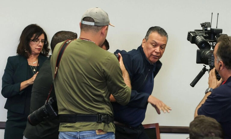Sacan esposado a senador californiano de rueda de prensa sobre migrantes