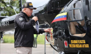 Cabello entrega 105 vehículos y 3 helicópteros incautados a organismos de seguridad