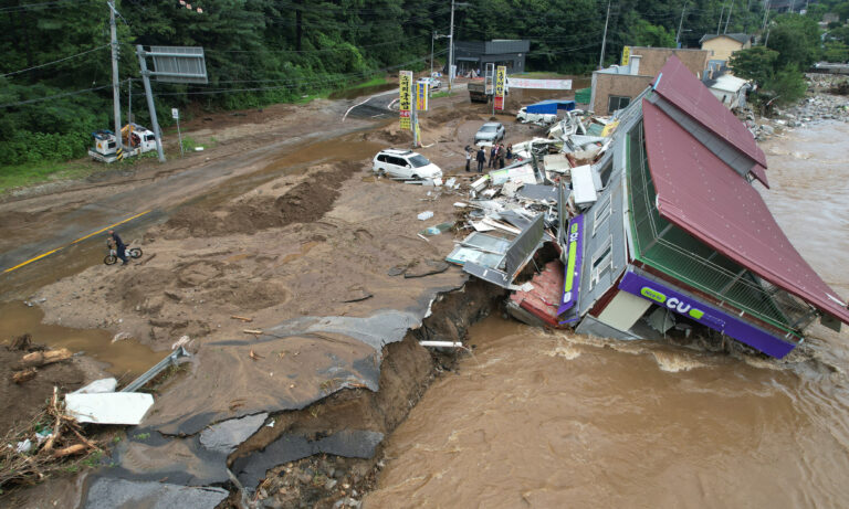 Lluvias torrenciales dejan 17 muertos y 11 desaparecidos en Corea del Sur