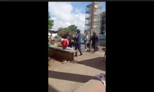 Policía cachetea a joven por dormir en una banca en Maturín