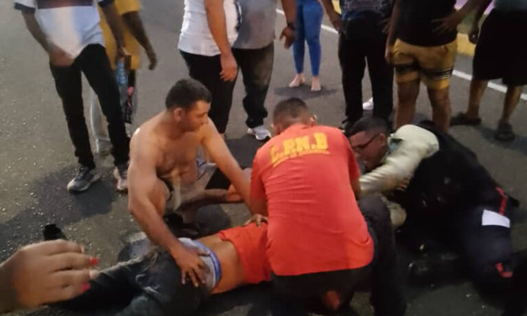 Un carro lo atropella al tratar de cruzar a pie la Circunvalación 1
