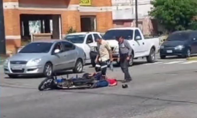 Conductor choca a pareja en moto en 5 de Julio y se fuga