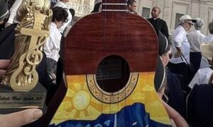 Adveniat obsequia al Papa un cuatro artesanal que viajó desde Maracaibo