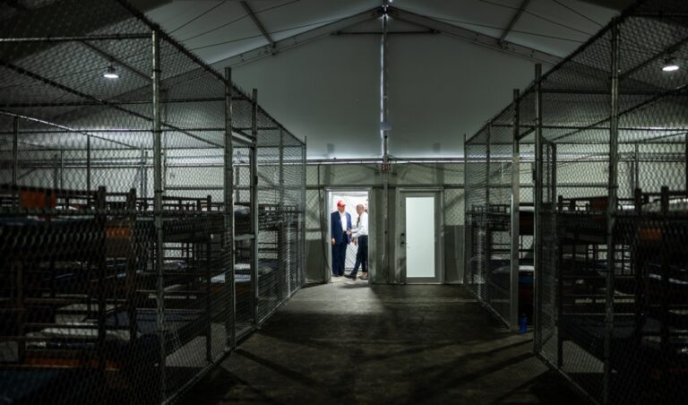 Migrantes llegan a “Alligator Alcatraz” entre quejas por condiciones inhumanas