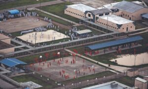 EE. UU. remueve a cerca de 500 migrantes en vuelos desde “Alligator Alcatraz”
