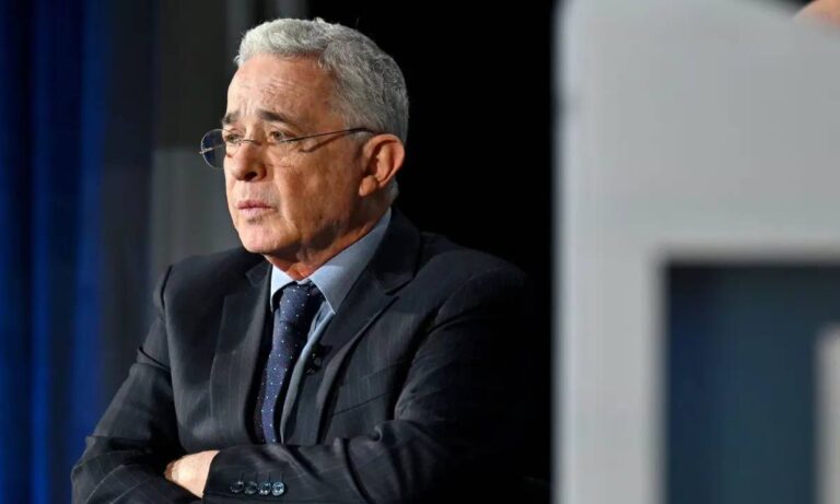 Condenan al expresidente colombiano Álvaro Uribe por dos delitos y pagará con cárcel