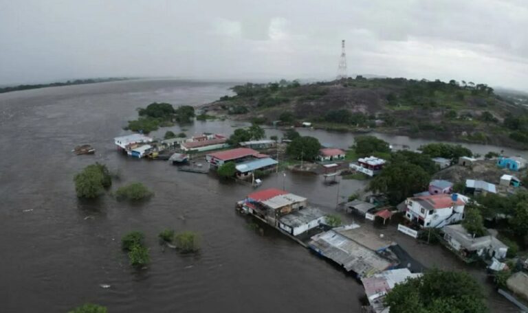 Crecida del río Orinoco afecta a más de 200 familias en Amazonas