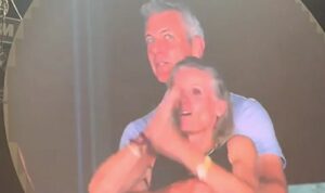Renuncia a Astronomer directora sorprendida siendo infiel por la “kiss cam” de Coldplay