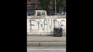 Aparecen cajas con mensajes de protesta a un año de las presidenciales