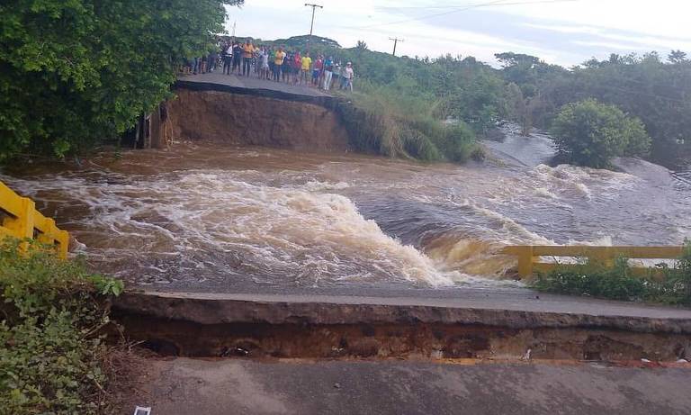 Colapsa puente en Apure por las fuertes lluvias