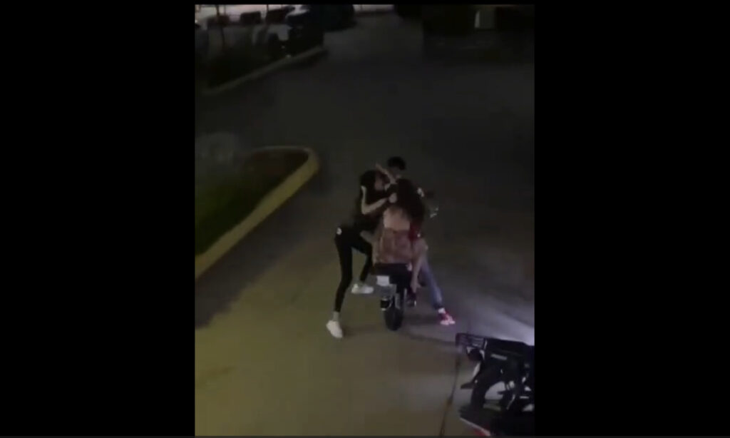 Dos mujeres se pelean en la salida de una discoteca en Lagunillas
