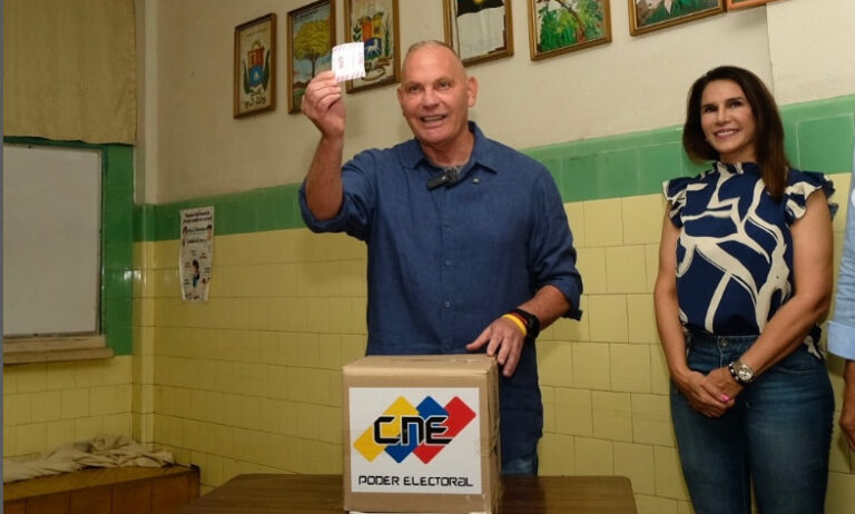 Di Martino ejerce su derecho al voto y califica los comicios como históricos
