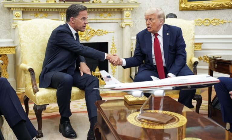 Trump amenaza a Rusia con aranceles del 100 % si no hay acuerdo sobre Ucrania en 50 días
