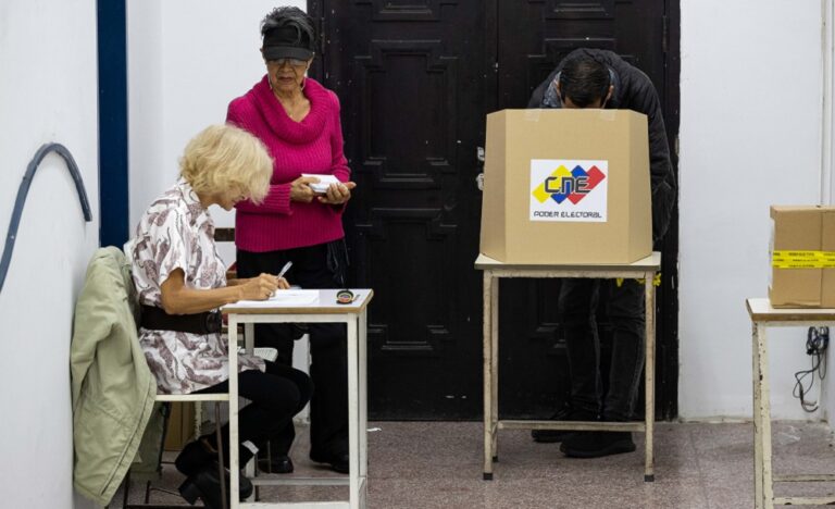 CNE reporta que "más del 98 % de las mesas están abiertas"