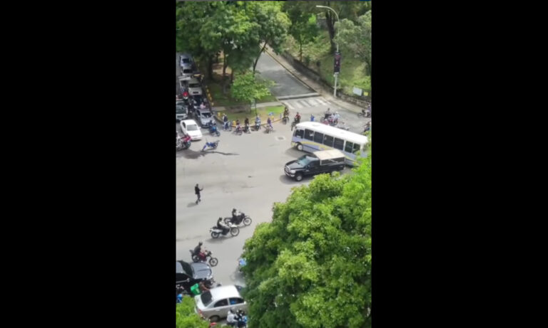 Retienen un microbús por dar vueltas a toda velocidad en caravana fúnebre