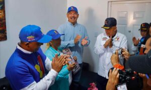 Entregan 64 apartamentos y 580 títulos de propiedad en el Zulia