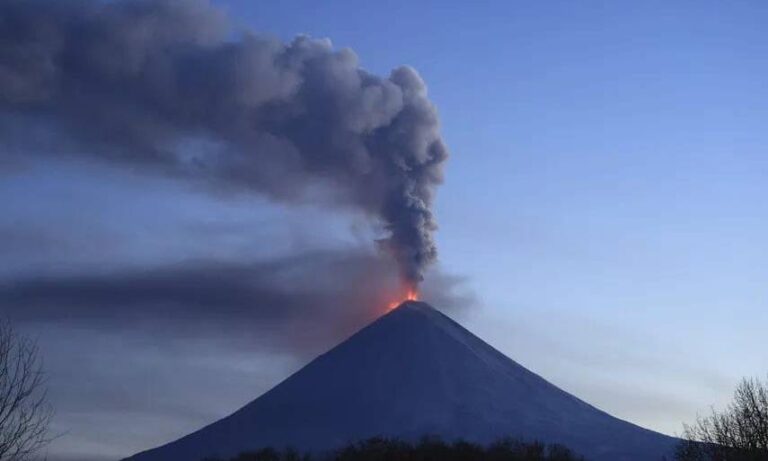 Erupciona el volcán Kliuchevskói tras terremotos en Rusia