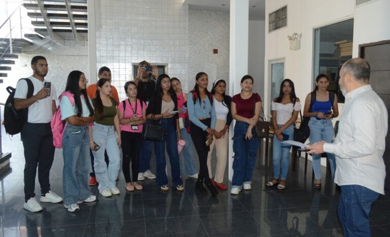 Estudiantes de Comunicación Social de LUZ visitan La Verdad