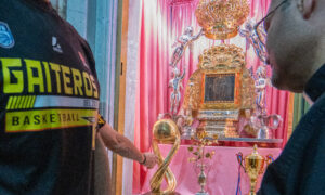Gaiteros presenta su trofeo a la Chinita y recorre Maracaibo en caravana