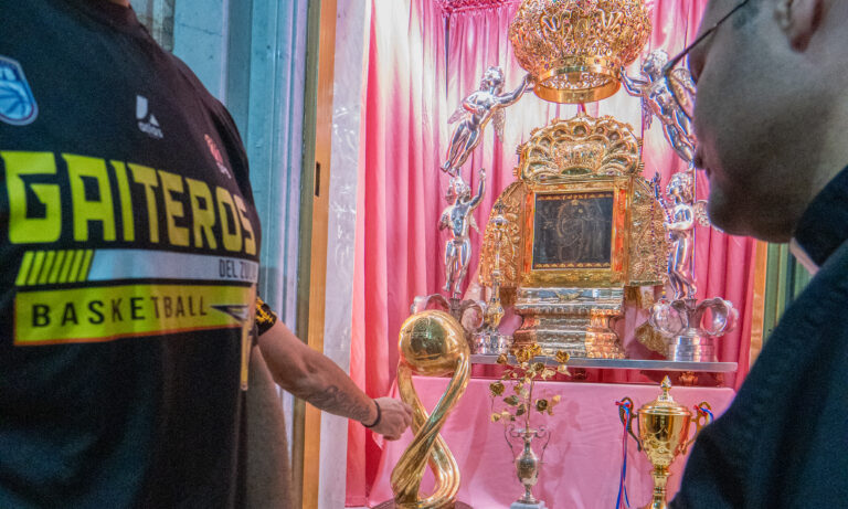 Gaiteros presenta su trofeo a la Chinita y recorre Maracaibo en caravana
