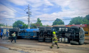 Vuelca gandola con 36 mil litros de agua en Maracaibo: No hay heridos