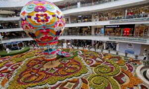 Globo de 14 metros engalana el tapete de flores vivas más grande del mundo