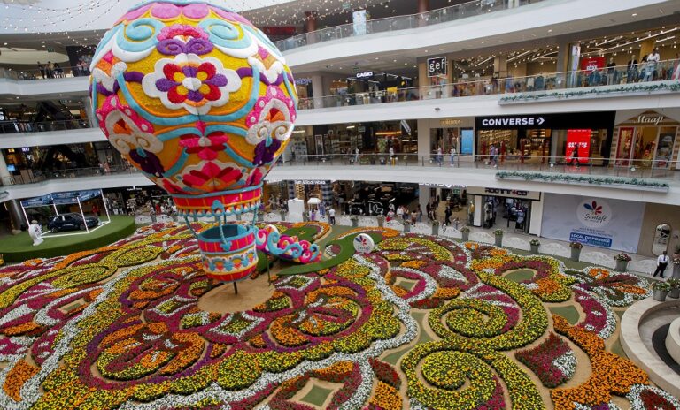 Globo de 14 metros engalana el tapete de flores vivas más grande del mundo