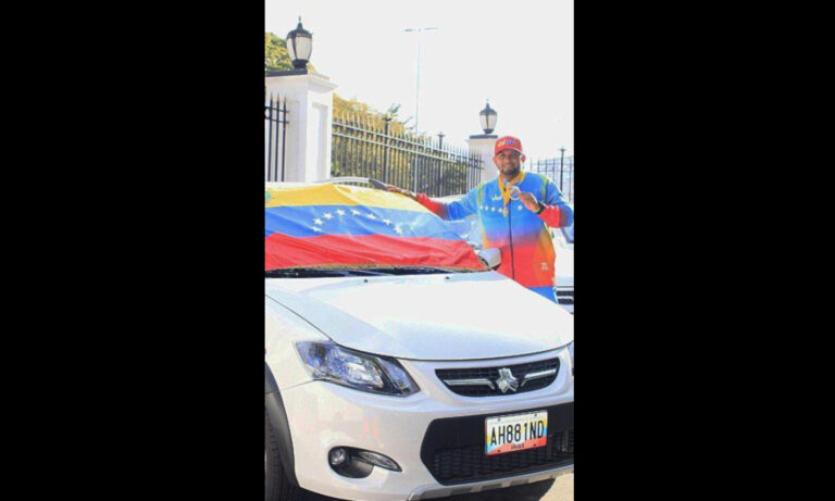 Gobierno obsequia carros nuevos a la selección nacional de Sóftbol