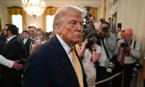 Trump amenaza con demandar a The Wall Street Journal por carta a Epstein