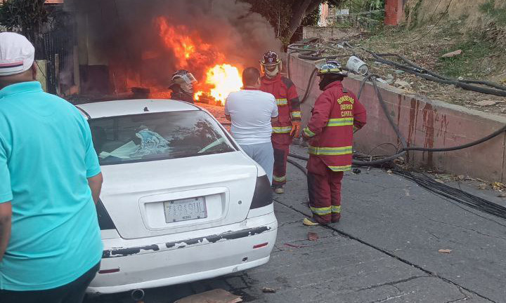Colisión vehicular provoca incendio y un muerto en Los Frailes de Catia
